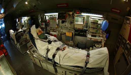 Équipe médicale spécialisée lors d'un transfert sanitaire international à Istanbul Turquie