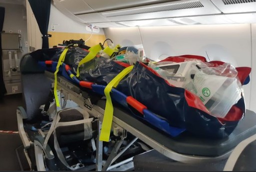 Patient installé sur civière pour évacuation sanitaire internationale vers la Turquie
